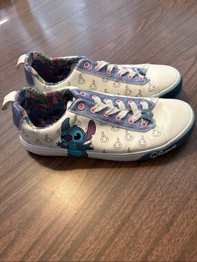 Disney Size 9 Lilo & Stitch Low Top Court Sneakers Graphic White Blue